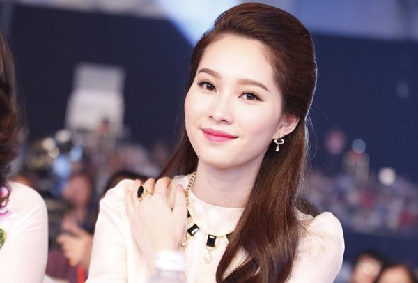 Cô thường chọn những kiểu tóc có phần "an toàn", không hề cầu kỳ hay chạy theo xu hướng, nhưng vẫn mang lại hiệu ứng cao.