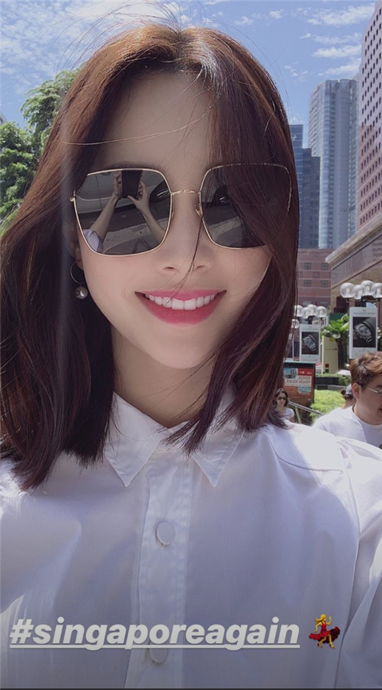 Sau một thời gian dài trung thành với tóc dài buông xõa, Đặng Thu Thảo đổi gió với mái tóc ngắn và sự thay đổi này quả thực rất hiệu quả khi giúp "thần tiên tỉ tỉ" trẻ như gái đôi mươi.