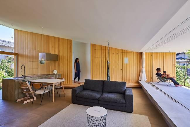 Đó là không gian mở hoàn toàn: bếp, phòng ăn và phòng cách chỉ ngăn cách với bên ngoài qua tấm rèm vải. Bên trong nhà và bên ngoài thiên nhiên dường như không có khoảng cách, ranh giới.