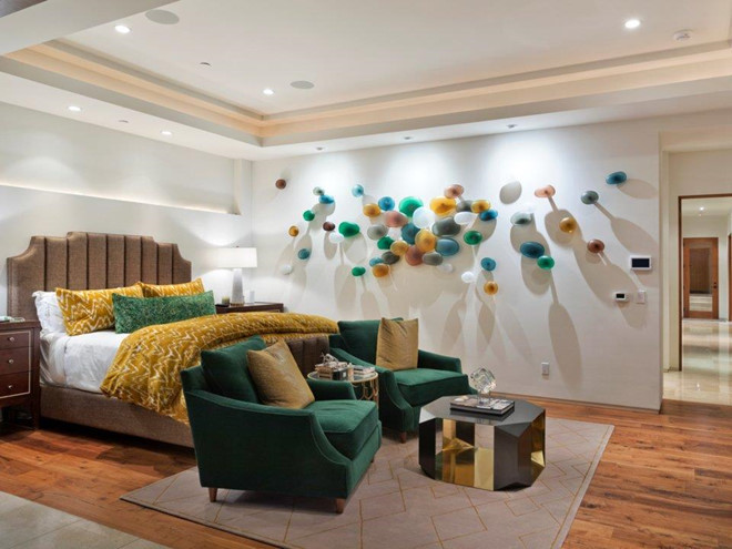 6 phòng ngủ trong căn biệt thự được trang trí với những gam màu vui tươi, trẻ trung, mang những dấu ấn riêng biệt.