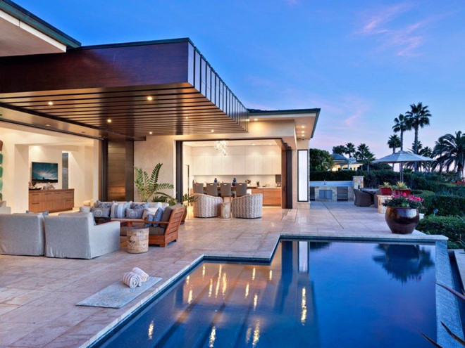 Hồ bơi ngoài trời được thiết kế độc đáo, bao quanh bởi những bộ bàn ghế phục vụ cho việc ngắm cảnh, thư giãn.