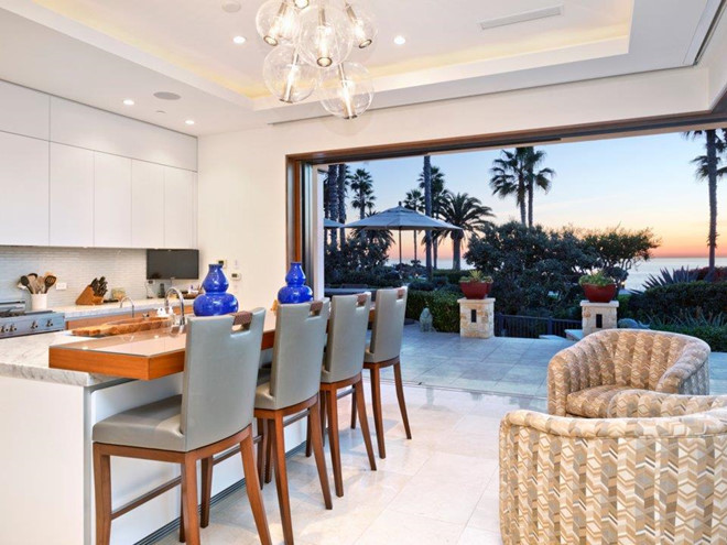 Khu vực nhà bếp tuy nhỏ nhắn nhưng thoáng mát nhờ sự kết hơp hài hòa giữa không gian trong nhà và ngoài trời.