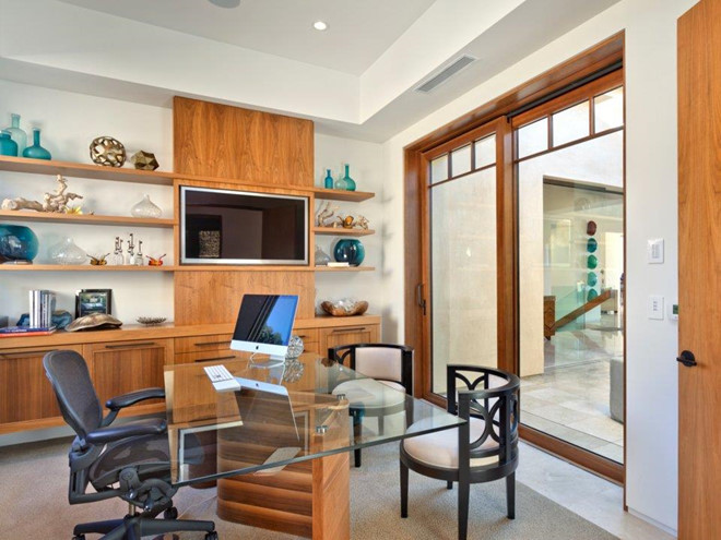 Với một tỷ phú thành đạt như Mark Cuban, một phòng làm việc ngay tại căn biệt thự nghỉ mát là điều không thể thiếu.