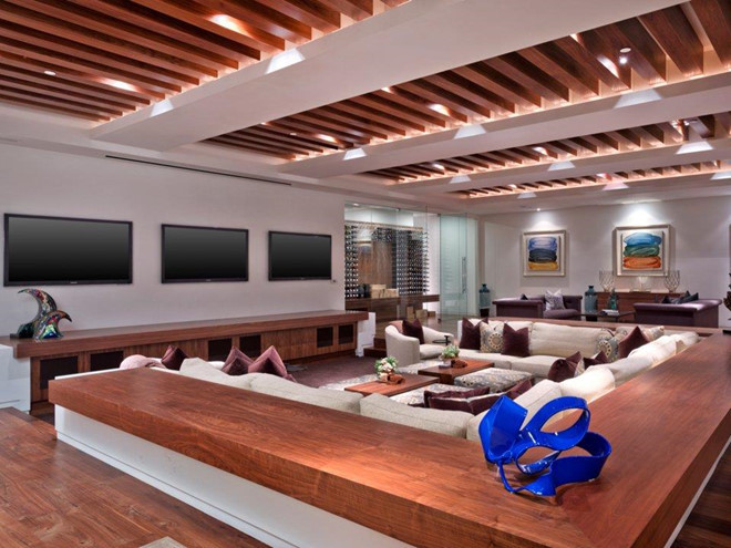 Một phòng khách khác được thiết kế ấm áp, kín đáo hơn, nằm bên cạnh phòng chứa rượu giúp Mark Cuban và người thân hay bạn bè, đồng nghiệp có thể thoải mái trò chuyện, thư giãn cùng nhau.