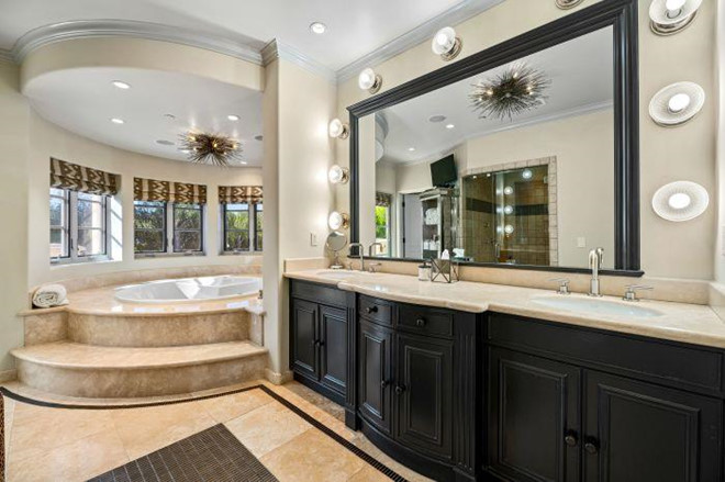 Phòng tắm chính rộng rãi được chia thành nhiều khu vực tách biệt. Đặc biệt, căn phòng này được cài đặt hệ thống điều chỉnh nhiệt độ và phát nhạc độc đáo.