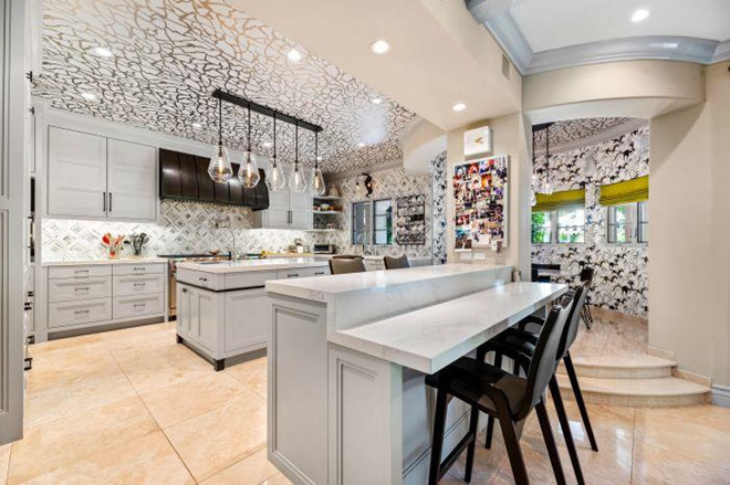 Nhà bếp rộng rãi, sặc sỡ với những tấm giấy dán tường độc đảo cùng một khu vực riêng được dành cho bữa ăn sáng. Những thiết bị nấu nướng ở đây đều hiện đại, cao cấp.