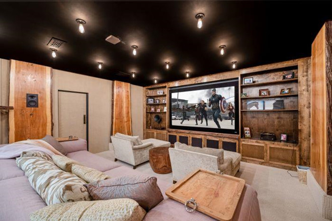 Những khu vực thư giãn khác bên trong biệt thự bao gồm thư viện và một rạp phim với hệ thống ánh sáng, âm thanh hiện đại.