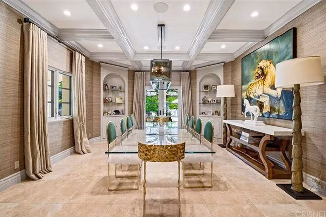 Phòng ăn rộng lớn với thiết kế sang trọng, thanh lịch. Cuoco cho biết một số nội đồ nội thất trong ngôi nhà từng thuộc về Kim Kardashian.