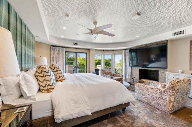 Phòng ngủ chính trang nhã với những cánh cửa Pháp dẫn ra ban công đầy nắng, nơi gia chủ có thể tận hưởng những giây phút thư thái riêng tư.