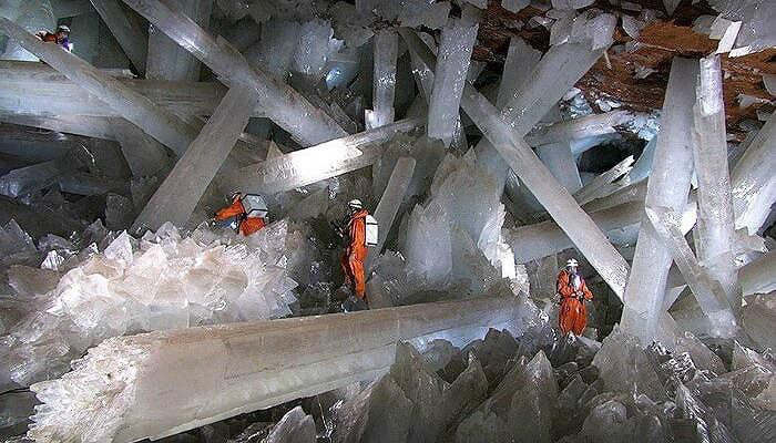 9. Hang pha lê khổng lồ Hang động khổng lồ Crystal tại mỏ Naica cũng là một trong những nơi kỳ lạ nhất trên Trái đất. Sâu trong ruột của Trái đất, những cột khoáng sản sáng bóng khổng lồ này đủ để khiến bạn cảm thấy ngột ngạt. Cấu trúc như ngà voi ma mút này đã phát triển bên dưới Mexico trong hơn 500.000 năm. Tất cả những người yêu thiên nhiên phải ghé thăm nơi này ít nhất một lần.