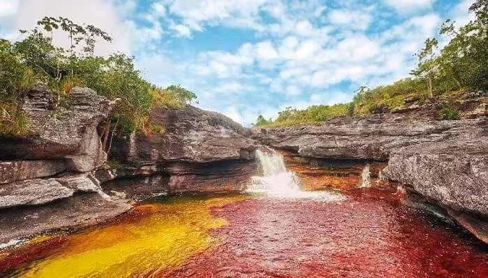 7. Sông Ca-no Cristales Vào những tháng mùa hè, dòng sông Colombia này chuyển sang màu đỏ. Trên thực tế, lòng sông được bao phủ bởi một loài thực vật độc đáo dưới lòn sông, và nó có màu đỏ. Đây là một trong những nơi bí ẩn trên trái đất. Con sông này thường được gọi là sông Năm màu sắc hay còn gọi là Cầu vồng lỏng.