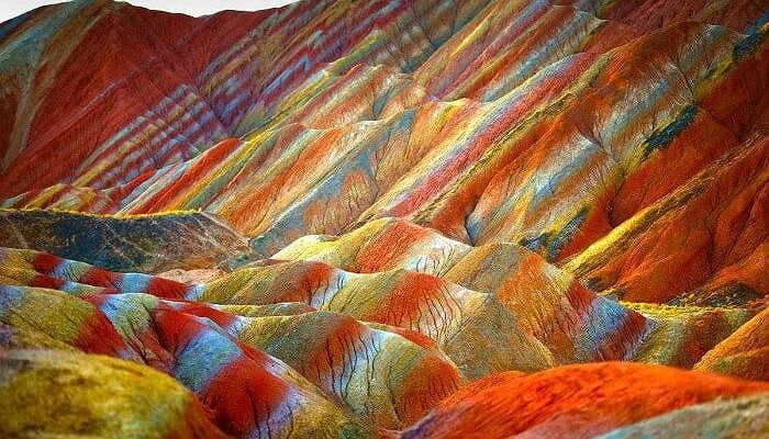 10. Núi cầu vồng Được bao phủ trong các màu sắc xanh pastel, đỏ dữ dội, xanh lá cây, hồng và vàng. Hiện tại không có giải thích khoa học cho hiện tượng này. Thường được gọi là Vinicunca hoặc Montanã de Siete Colores, Rainbow Mountain là một đỉnh núi đầy màu sắc ở Peru. Những cảnh đẹp mà bạn sẽ nhìn từ đỉnh núi sẽ làm bạn choáng váng. Bạn đã sẵn sàng để khám phá nơi này?