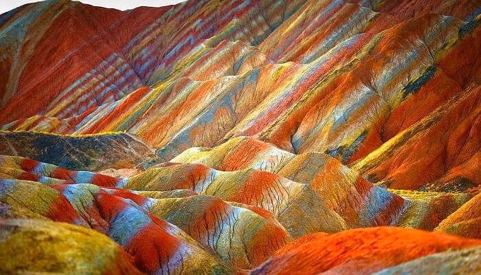 10. Núi cầu vồng Được bao phủ trong các màu sắc xanh pastel, đỏ dữ dội, xanh lá cây, hồng và vàng. Hiện tại không có giải thích khoa học cho hiện tượng này. Thường được gọi là Vinicunca hoặc Montanã de Siete Colores, Rainbow Mountain là một đỉnh núi đầy màu sắc ở Peru. Những cảnh đẹp mà bạn sẽ nhìn từ đỉnh núi sẽ làm bạn choáng váng. Bạn đã sẵn sàng để khám phá nơi này?