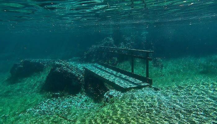 5. Công viên dưới nước Danh sách này sẽ thiếu hoàn hảo nếu không kể đến một cảnh đẹp dưới nước. Một trong những nơi kỳ lạ nhất thế giới, nằm trong Hồ Xanh ở Tragoess, Áo. Đây là một công viên chính hiệu được xây trên mặt đất nhưng lại hoàn toàn bị ngập nước trong mùa xuân. Rốt cuộc, những người nhặt rác cần phải nghỉ ngơi và thư giãn. Đây được coi là một trong những vùng nước tuyệt vời nhất để lặn ở khắp châu Âu do hiện tượng tự nhiên hiếm thấy.