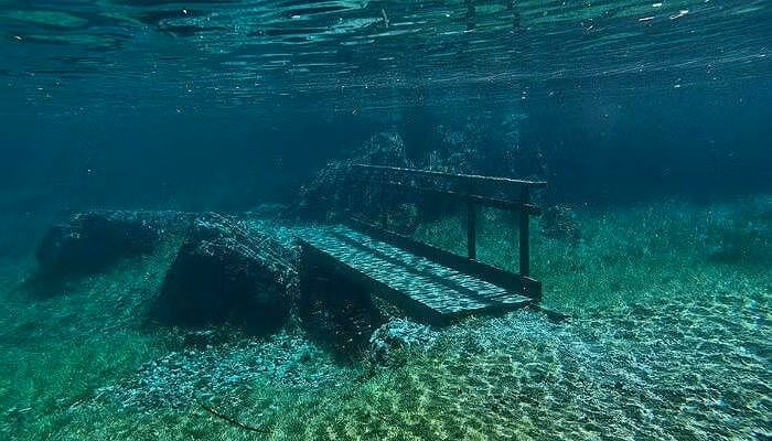 5. Công viên dưới nước Danh sách này sẽ thiếu hoàn hảo nếu không kể đến một cảnh đẹp dưới nước. Một trong những nơi kỳ lạ nhất thế giới, nằm trong Hồ Xanh ở Tragoess, Áo. Đây là một công viên chính hiệu được xây trên mặt đất nhưng lại hoàn toàn bị ngập nước trong mùa xuân. Rốt cuộc, những người nhặt rác cần phải nghỉ ngơi và thư giãn. Đây được coi là một trong những vùng nước tuyệt vời nhất để lặn ở khắp châu Âu do hiện tượng tự nhiên hiếm thấy.