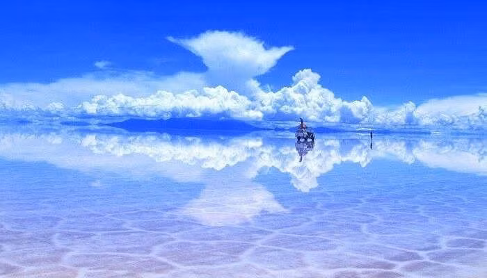 1. Salar De Uyuni Nằm trong địa phận Potosí và Oruro của Bolivia, đây là chảo muối lớn nhất thế giới. Và khi một màng nước mỏng tập hợp trên bề mặt, nó cũng là tấm gương tự nhiên lớn nhất thế giới. Cảnh tượng đẹp nhất của không gian này có thể được quan sát từ trung tâm đảo Incahuasi. Salar De Uyuni là phần còn lại của một hồ nước thời tiền sử đã khô cạn và để lại không gian trống của muối trắng sáng. Nơi này có những đàn hồng hạc lớn mà bạn có thể ngắm chúng gặm cỏ trong nước. Thời gian tốt nhất để ghé thăm nơi này là vào tháng Bảy và tháng Mười.