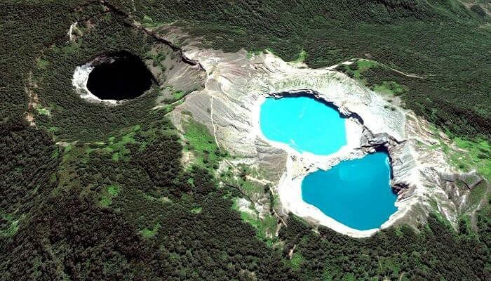 12. Núi lửa Mt. Kelimutu Đây là kết quả của một vụ phun trào núi lửa tạo thành ba hồ riêng biệt, tất cả các hồ đều mang màu khác nhau - đen, xanh lam và ngọc lam. Thật kỳ lạ, tại đỉnh núi Kelimutu, Indonesia có ba hồ miệng núi lửa với ba màu khác nhau và những màu đó luôn thay đổi. Nếu đây không phải là điều kỳ lạ nhất mà bạn đã đọc tuần này, thì chúng tôi không biết là gì.