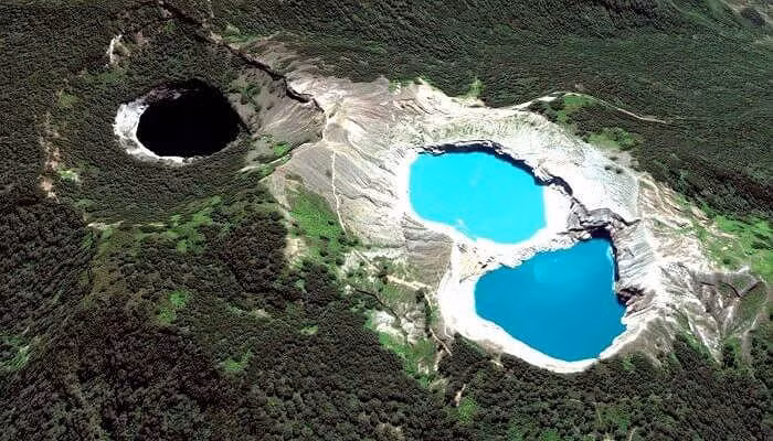 12. Núi lửa Mt. Kelimutu Đây là kết quả của một vụ phun trào núi lửa tạo thành ba hồ riêng biệt, tất cả các hồ đều mang màu khác nhau - đen, xanh lam và ngọc lam. Thật kỳ lạ, tại đỉnh núi Kelimutu, Indonesia có ba hồ miệng núi lửa với ba màu khác nhau và những màu đó luôn thay đổi. Nếu đây không phải là điều kỳ lạ nhất mà bạn đã đọc tuần này, thì chúng tôi không biết là gì.