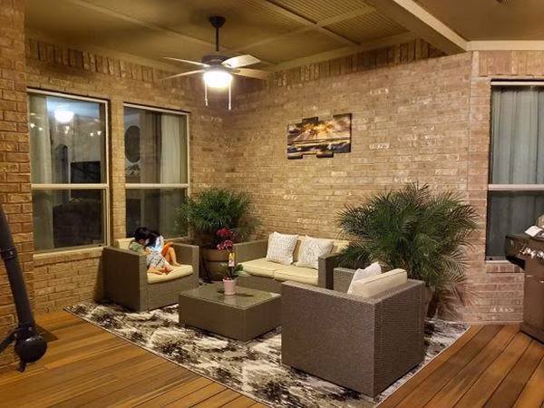 Quách Thành Danh chia sẻ, anh phải mất gần một tháng để hoàn thiện hệ thống điện nước, mua sắm nội thất. Mới đây, sau gần nửa năm sang Mỹ định cư, nam ca sĩ đã hoàn thiện khu vườn với rất nhiều loài hoa khác nhau. Chủ nhân của căn biệt thự rộng lớn hào hứng khoe thành quả sau bao ngày vun trồng, đào xới khiến nhiều người trầm trồ. "Qua đây mới phát hiện cái gì mình cũng làm được, giờ mới hiểu câu nói dí dỏm của những người sống ở Mỹ. Qua đây hỏi tuổi, ai cũng nói tuổi con trâu hết - hóa ra là cực như trâu. Thành quả của những ngày đào xới, vun đắp, bưng bê, lắp ráp... giờ đợi thành lập đội ăn nhậu thôi".