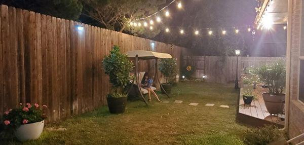 Buổi tối căn nhà lung linh với đèn, hoa rực rỡ.