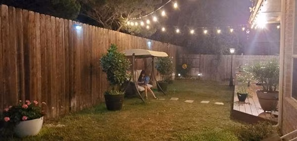 Buổi tối căn nhà lung linh với đèn, hoa rực rỡ.