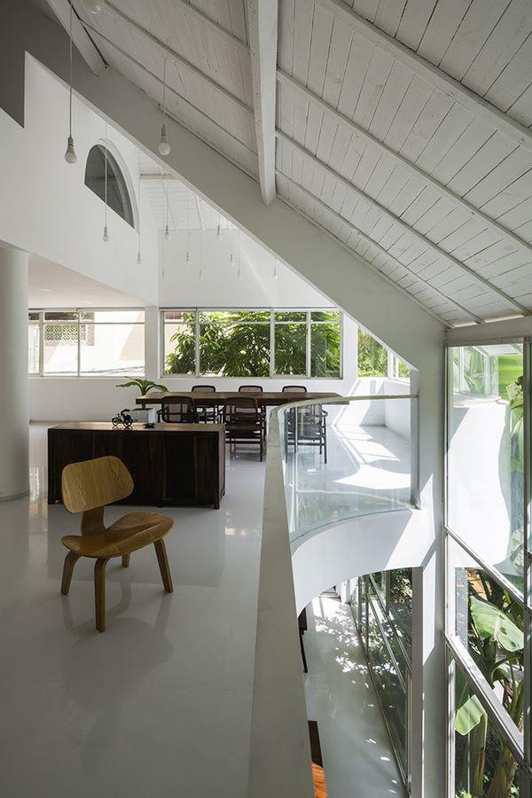 Tầng hai cũng có một không gian ăn uống riêng tư.