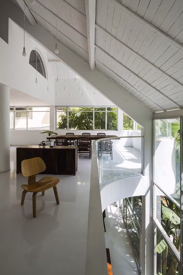 Tầng hai cũng có một không gian ăn uống riêng tư.