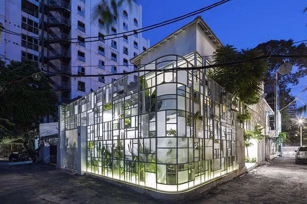 Phần tường rào bằng tôn cũ kí đã được thay thế bằng hệ rào khung thép cùng Polycarbonate trong mờ. Khoảng sân vẫn được giữ lại, không chỉ có tác dụng như một khoảng không gian đệm, đó còn là nơi thư giãn và trò chuyện giữa các thành viên trong gia đình.