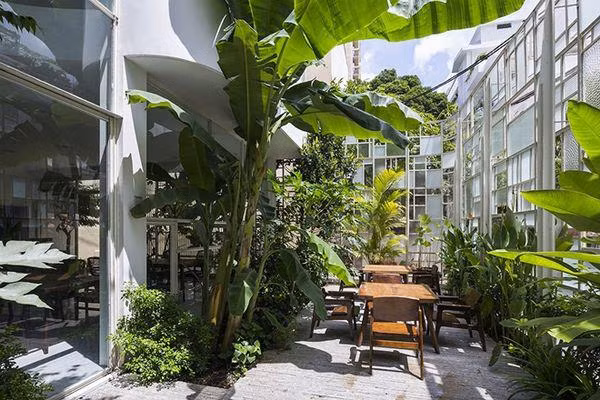 Mảnh vườn nhỏ mang đến một khoảng không gian dành cho các sinh hoạt của gia đình. Trò chuyện, vui đùa hay học cách chăm sóc cây xanh.