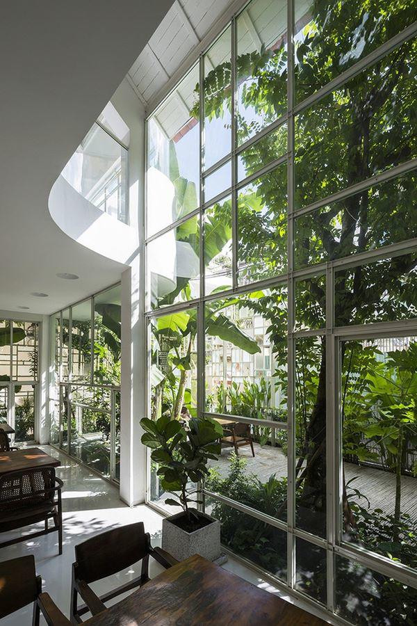 Khoảng không gian phòng khách và phòng ăn được nhìn ra mảnh vườn trước nhà, cửa kính sát sàn được tận dùng, nhằm xóa nhòa khoảng cách giữa trong và ngoài. Luôn tràn ngập ánh sáng tự nhiên dù ở bất kì góc độ nào đi chăng nữa.