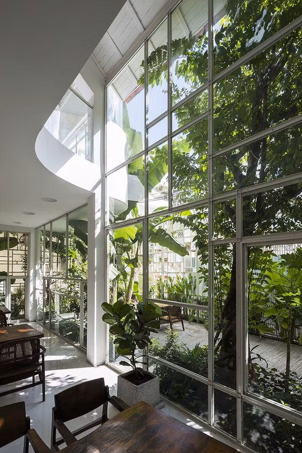 Khoảng không gian phòng khách và phòng ăn được nhìn ra mảnh vườn trước nhà, cửa kính sát sàn được tận dùng, nhằm xóa nhòa khoảng cách giữa trong và ngoài. Luôn tràn ngập ánh sáng tự nhiên dù ở bất kì góc độ nào đi chăng nữa.