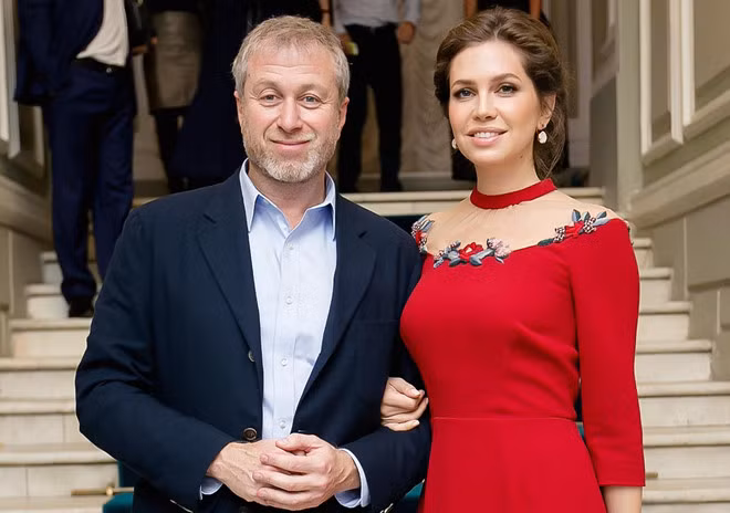 Vào năm 2008, sau sự đổ vỡ của cuộc hôn nhân thứ 2, tỷ phú người Nga bí mật kết hôn với người tình trẻ Zhukova. Tuy nhiên, ông vẫn “chứng nào tật nấy”. Năm 2017, họ đã ly hôn. Ảnh: TOTPI.