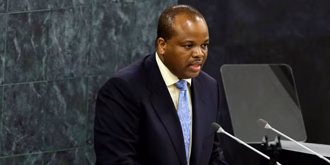 Năm 36 tuổi, ông mạnh tay chi 820.000 USD để mua 10 chiếc BMW Serie 5 cho 10 bà vợ của mình. Ảnh: Swazi Daily News.