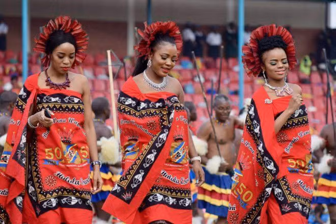 Sẽ có một lễ hội nhảy múa được tổ chức cho vua tuyển thêm người đẹp. Đặc biệt, đối tượng tham gia lễ hội là hàng nghìn trinh nữ. Cô gái nào lọt vào “mắt xanh” của vua thì sẽ được ông lấy về làm vợ. Ảnh: Rilgossip.