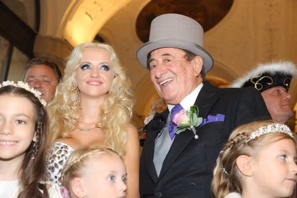 Mọi thứ lại "đâu vào đấy" với tỷ phú này chỉ sau 2 năm chung sống với vợ trẻ. Họ đã ly hôn do Richard Lugner có người tình bí mật. Một số nguồn tin cho biết người tình mới của vị tỷ phú này cũng chưa quá 30 tuổi. Ảnh: Zimbio.