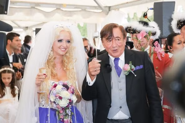 Trước khi đám cưới diễn ra, Richard Lugner thề rằng ông sẽ không bao giờ tái hôn thêm bất cứ lần nào nữa. Tuy nhiên, ông đã bất ngờ làm đám cưới với Cathy Schmitz chỉ sau vài tháng hẹn hò. Ảnh: Zimbio.