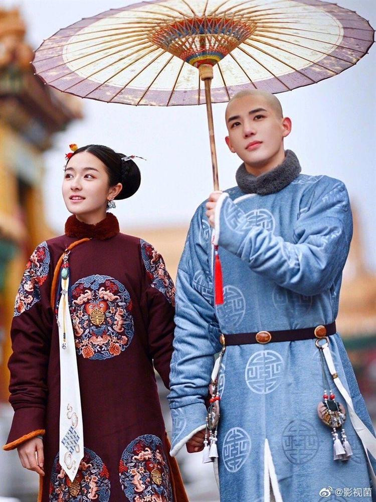 Cuoi ngat sao Hoa ngu qua nang khien ban dien phai dung thang de be