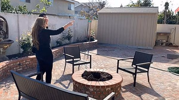 Bên ngoài, Thanh Hà đặt thêm ghế, lò sưởi để cùng bạn bè tán gẫu.