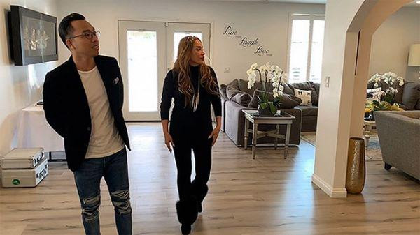 Phòng khách cũng là nơi cô hay cùng các nghệ sĩ thân thiết như Kỳ Duyên, Việt Hương tán gẫu mỗi khi có thời gian rảnh. Trong nhà bếp, ca sĩ Thanh Hà thiết kế hiện đại, tiện nghi. Ngoài ra, nữ ca sĩ còn một quán bar và lò sưởi ngoài trời để tụ tập bạn bè dịp cuối tuần.