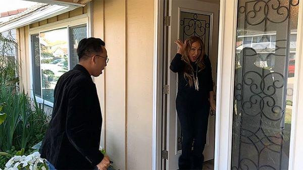 Mới đây, nhân dịp nhạc sĩ Nguyễn Hồng Thuận sang Mỹ tổ chức liveshow, anh đã đến thăm nhà ca sĩ Thanh Hà ở California. Căn hộ của nữ ca sĩ vì thế dần được hé lộ. Được biết, ngôi nhà rộng 250m2, nằm trong một khu dân cư yên tĩnh. Ở phòng khách, Thanh Hà trang trí trên tường chữ Live - Laugh - Love, tên chương trình hát cover của cô.