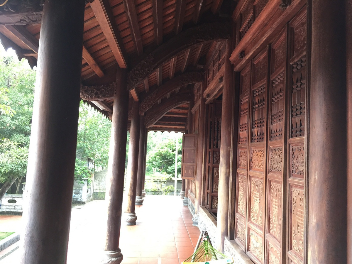 Cánh cửa, hoành đều trạm, đục hoa lá hay những Hán tự cổ. Ngay cả cái bậu cửa cũng được vuốt những đường rất kỳ công, phẳng lỳ. Theo ông Hạ, riêng tiền công đục chạm hết 650 triệu, chưa kể tiền sắm sửa nội thất trong nhà. Ngôi nhà làm theo kiểu 5 gian, trong đó có hai buồng, toàn bộ thành vách đều bằng gỗ. Nội thất trong nhà, chủ nhân cũng thiết kế, lắp đặt theo lối cổ kính. Từ lọ hoa, cái bàn, cái tủ, đến cái phản gỗ hương dày cả gang tay… tất tật đều được gia chủ lên ý tưởng rồi đặt đóng với số tiền vài chục triệu đến vài trăm triệu đồng.