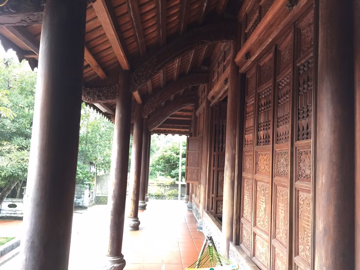 Cánh cửa, hoành đều trạm, đục hoa lá hay những Hán tự cổ. Ngay cả cái bậu cửa cũng được vuốt những đường rất kỳ công, phẳng lỳ. Theo ông Hạ, riêng tiền công đục chạm hết 650 triệu, chưa kể tiền sắm sửa nội thất trong nhà. Ngôi nhà làm theo kiểu 5 gian, trong đó có hai buồng, toàn bộ thành vách đều bằng gỗ. Nội thất trong nhà, chủ nhân cũng thiết kế, lắp đặt theo lối cổ kính. Từ lọ hoa, cái bàn, cái tủ, đến cái phản gỗ hương dày cả gang tay… tất tật đều được gia chủ lên ý tưởng rồi đặt đóng với số tiền vài chục triệu đến vài trăm triệu đồng.