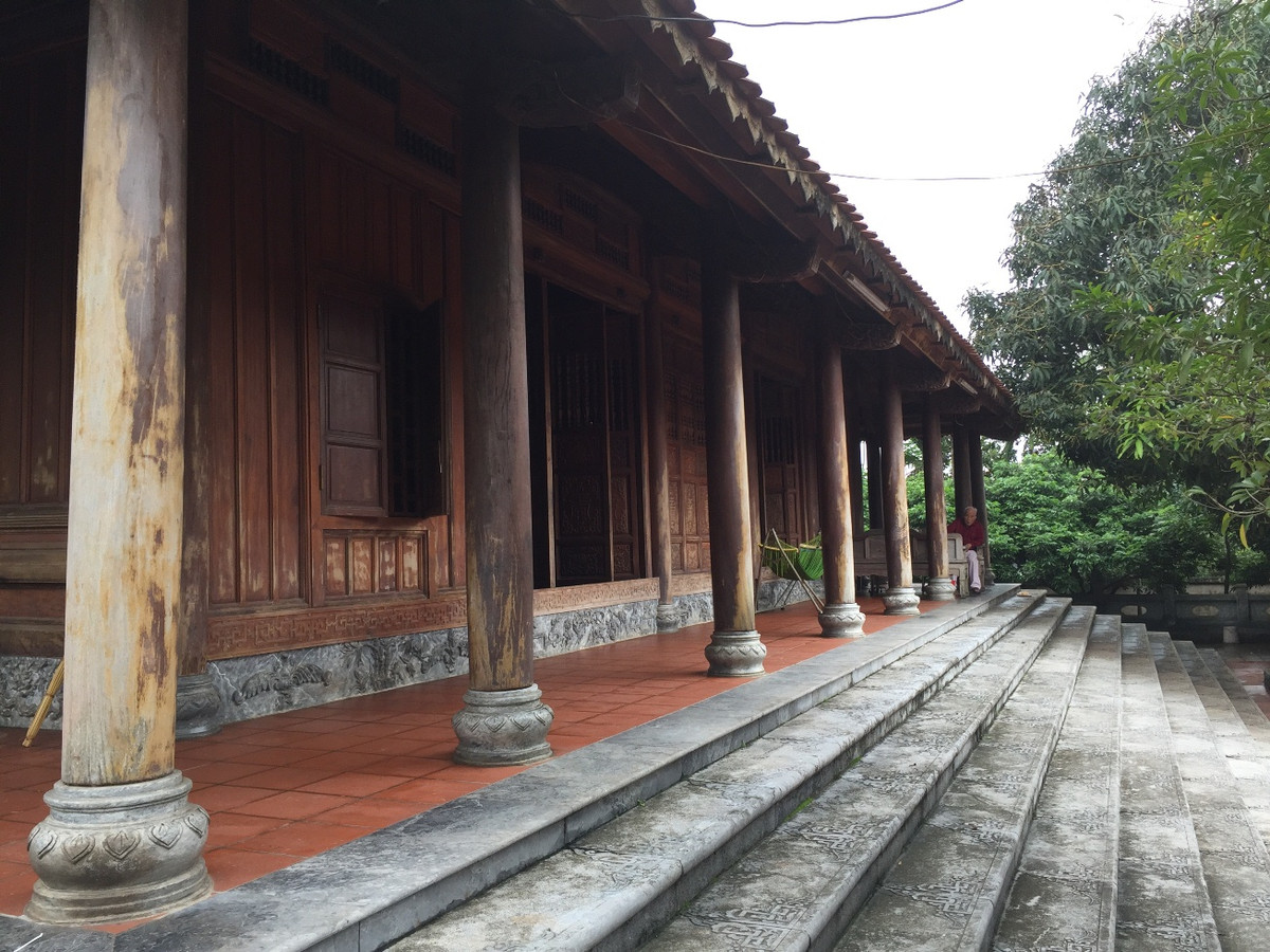 Theo lý giải của ông Hạ, sở dĩ chọn 9 bậc là bởi từ xưa số 9 luôn được coi như là biểu trưng của sự quyền uy và sức mạnh. Ngai vua thường đặt trên 9 bậc, vua chúa thường cho đúc cửu đỉnh (9 cái đỉnh) để minh họa cho quyền lực của mình.