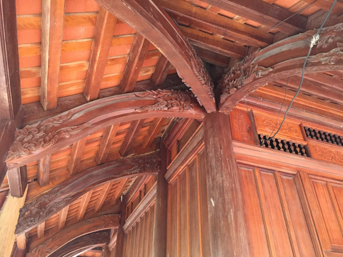 Các hoa văn trên các cột, kèo của ngôi nhà gỗ, tất cả các hoa văn này đều được các thợ mộc ở Nam Định đục đẽo, khắc rất tỉ mỉ.