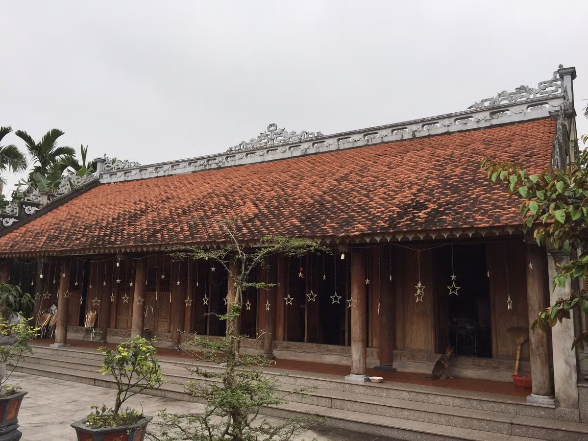 Ngoài ngôi nhà gỗ chò chỉ, cùng năm 2008, ông Hạ còn bỏ ra số tiền 1,5 tỷ đồng đặt mua ngôi nhà gỗ lim ở Thanh Hoá. Sau đó, ông thuê thợ tháo rời gỗ và chuyển về quê dựng. Ngôi nhà cũng được làm theo kiểu 5 gian, thiết kế cân xứng với ngôi nhà gỗ trên.