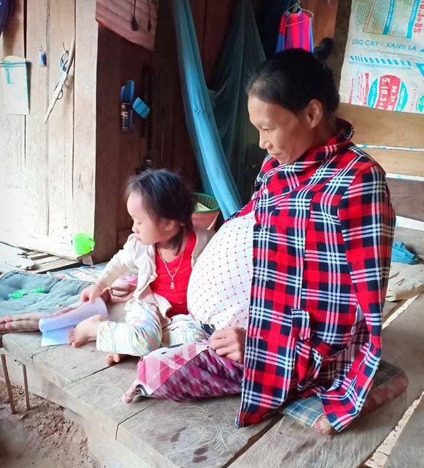 Chị Au với chiếc bụng to vượt mặt gây đau đớn và khó khăn sinh hoạt.