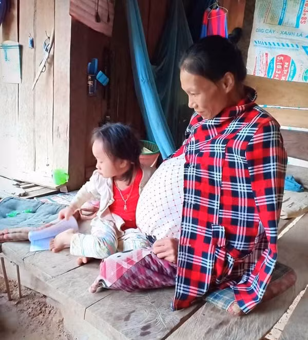 Chị Au với chiếc bụng to vượt mặt gây đau đớn và khó khăn sinh hoạt.