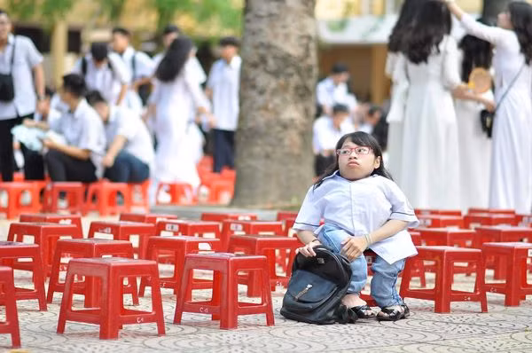 Buoi be giang cuoi cung day xuc dong cua co be xuong thuy tinh-Hinh-2