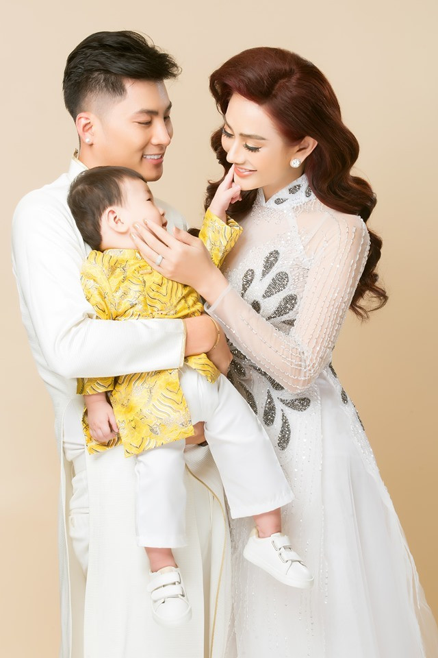 Trước đó vào hồi tháng 1, Lâm Khánh Chi gấy bất ngờ khi chia sẻ khoảnh khắc ôm con vào lòng, nữ ca sĩ không giấu được hạnh phúc khi cuối cùng đã thực hiện được ước mơ làm mẹ.