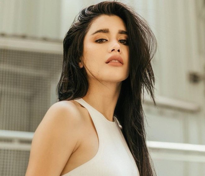 Praya Lundberg (sinh năm 1989) là “bông hồng lai” nổi tiếng ở Thái Lan. Cô mang trong mình hai dòng máu Thái Lan và Thụy Điển. Hiện Praya có hơn 3,1 triệu người theo dõi trên trang cá nhân.